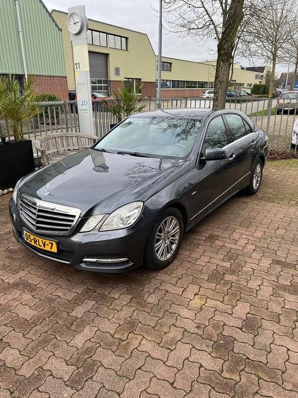 Grijs (metallic) Gebruikt 2011 Mercedes E200 Avantgarde Sedan | € 6.750 (Goede deal) - Afbeelding 1/4