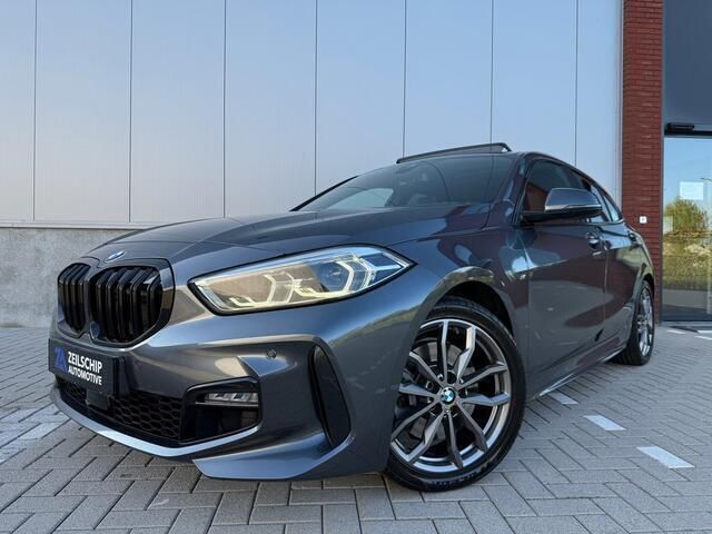 Grijs, metallic lak Gebruikt 2021 BMW 120 Executive Hatchback | € 29.499 (Eerlijke prijs) - Afbeelding 1/4