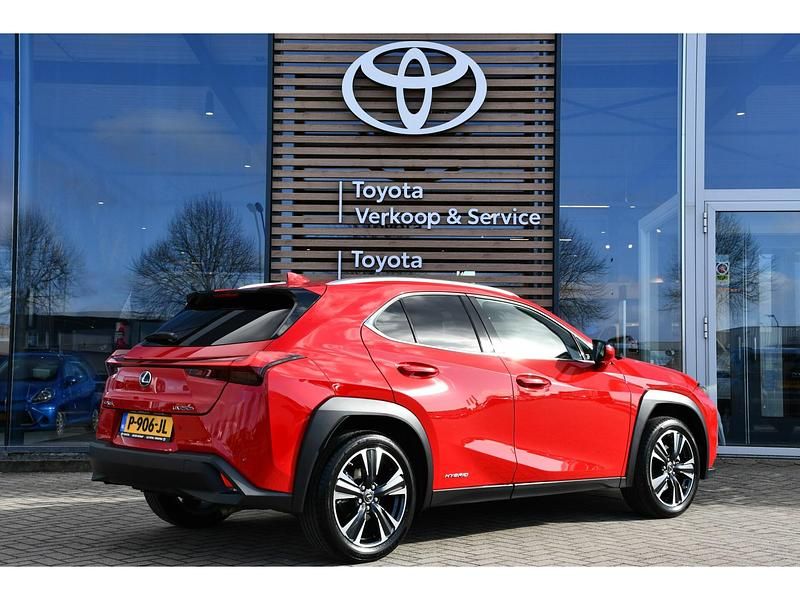 Occasion Lexus UX 184 PK (135 kW) 2022 Rood SUV