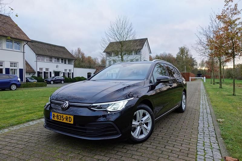 Zwart Occasion 2022 VW Golf VIII R-line Stationwagen | € 24.750 (Eerlijke prijs) - Afbeelding 1/4