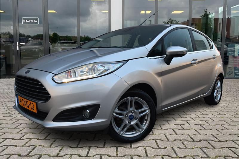 Grijs Gebruikt 2014 Ford Fiesta Titanium Hatchback | € 9.900 (Eerlijke prijs) - Afbeelding 1/4