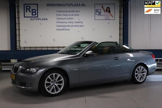 Grijs, metallic lak Gebruikt 2008 BMW 320 Cabriolet Executive Cabriolet | € 8.950 (Eerlijke prijs) - Afbeelding 1/4