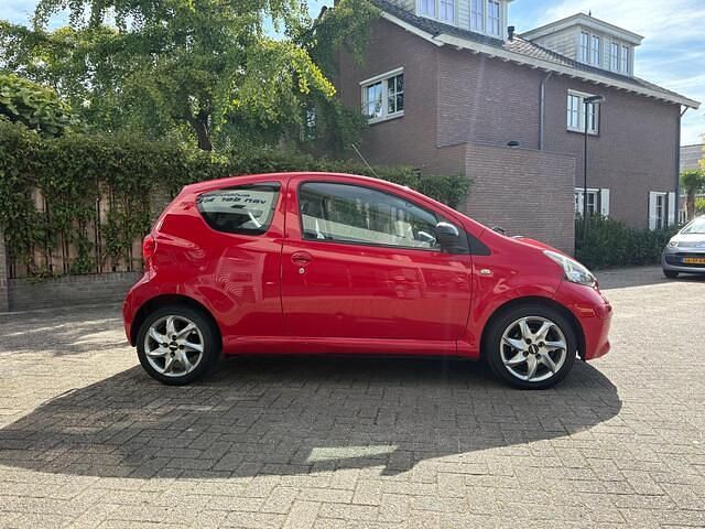Occasion Toyota Aygo Comfort 68 PK (50 kW) 2006 Rood Hatchback