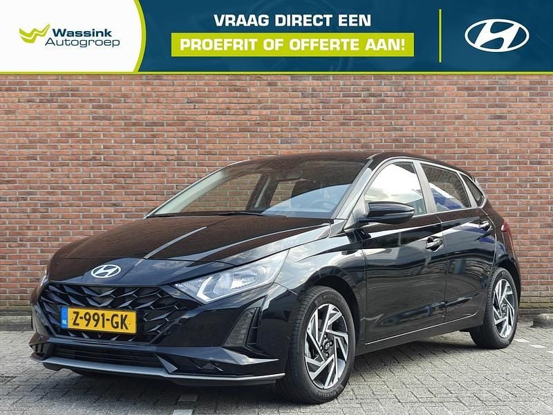 Zwart Gebruikt 2024 Hyundai i20 Comfort Hatchback | € 22.435 (Eerlijke prijs) - Afbeelding 1/4