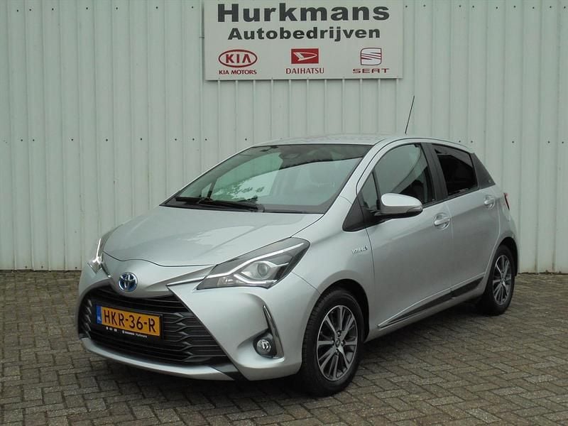 Grijs Gebruikt 2020 Toyota Yaris Hybrid Hatchback | € 16.883 (Goede deal) - Afbeelding 1/4