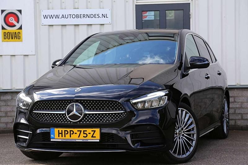Zwart, metallic lak Gebruikt 2024 Mercedes B250 AMG line MPV | € 38.900 (Eerlijke prijs) - Afbeelding 1/4