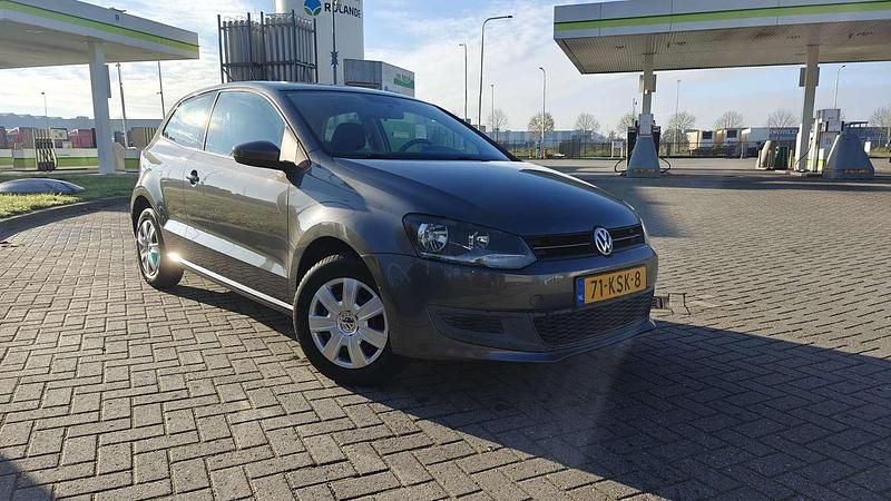 Zilver Gebruikt 2010 VW Polo Comfortline Hatchback | € 4.950 (Goede deal) - Afbeelding 1/4
