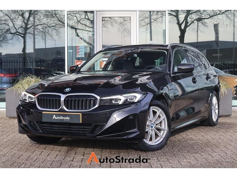 Zwart Occasion 2022 BMW 320 Stationwagen | € 27.700 (Super prijs) - Afbeelding 1/4