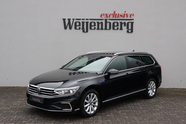 Zwart (metallic) Occasion 2022 VW Passat GTE Stationwagen | € 22.450 (Goede deal) - Afbeelding 1/4