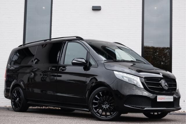 Zwart Gebruikt 2023 Mercedes V300 MPV | € 62.950 (Eerlijke prijs) - Afbeelding 1/4