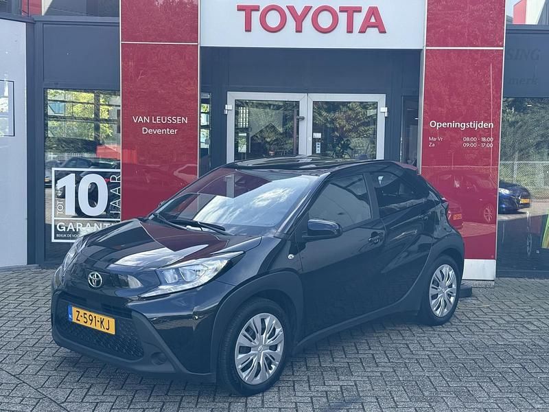 Zwart Gebruikt 2024 Toyota Aygo X X-play SUV | € 16.890 - Afbeelding 1/4