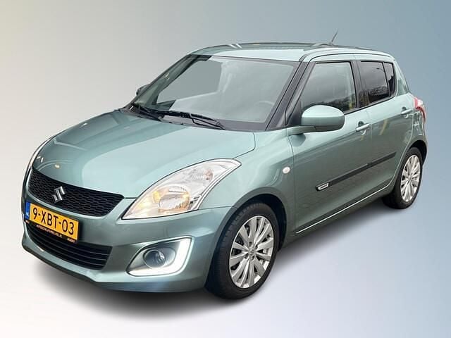 Groen (metallic) Gebruikt 2014 Suzuki Swift Exclusive Hatchback | € 9.250 (Eerlijke prijs) - Afbeelding 1/4