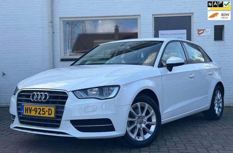 Wit Gebruikt 2016 Audi A3 Sportback Attraction Hatchback | € 11.947 (Eerlijke prijs) - Afbeelding 1/4