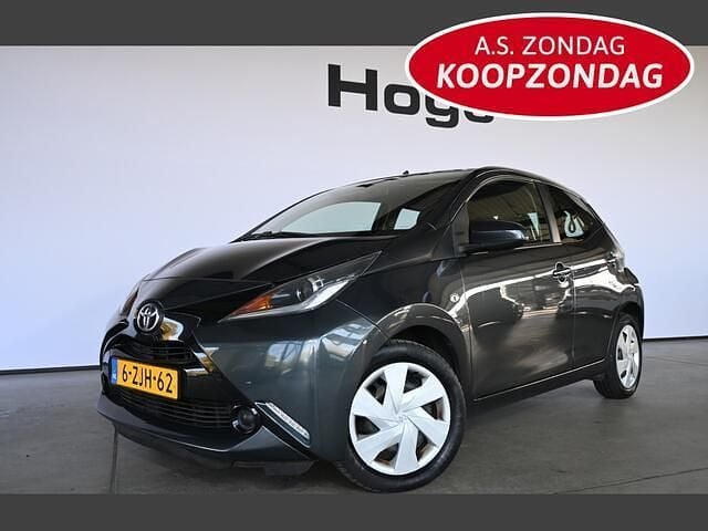 Grijs Gebruikt 2015 Toyota Aygo X-play Hatchback | € 5.940 (Eerlijke prijs) - Afbeelding 1/4