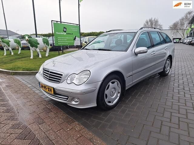 Grijs (metallic) Occasion 2004 Mercedes C220 Avantgarde Stationwagen | € 2.799 (Eerlijke prijs) - Afbeelding 1/4