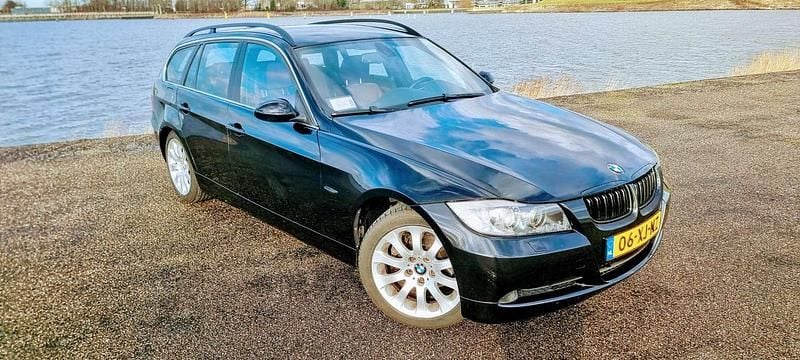 Zwart Gebruikt 2007 BMW 325 Executive Stationwagen | € 4.999 (Goede deal) - Afbeelding 1/4