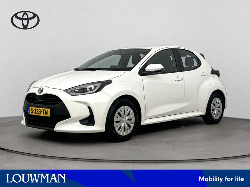 Wit Gebruikt 2023 Toyota Yaris Hybrid Active Hatchback | € 22.995 (Eerlijke prijs) - Afbeelding 1/3