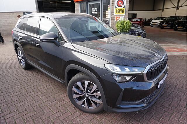 Zwart Gebruikt 2024 Skoda Kodiaq Selection SUV | € 47.445 (Eerlijke prijs) - Afbeelding 1/4