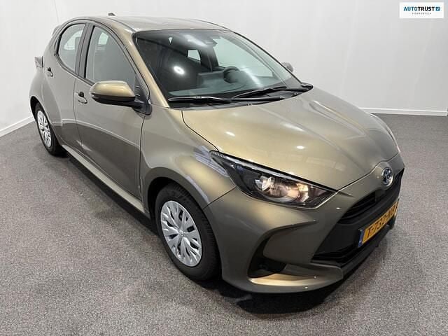 Groen Occasion 2023 Toyota Yaris Active Hatchback | € 19.950 (Eerlijke prijs) - Afbeelding 1/4