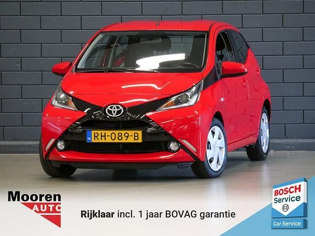 Rood Gebruikt 2017 Toyota Aygo X-play Hatchback | € 9.950 (Eerlijke prijs) - Afbeelding 1/4