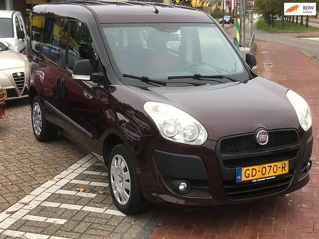 Rood Gebruikt 2011 Fiat Doblò Dynamic MPV | € 5.850 (Eerlijke prijs) - Afbeelding 1/4