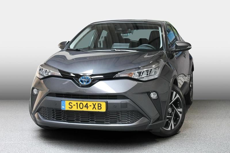 Grijs (metallic) Gebruikt 2023 Toyota C-HR+ SUV | € 32.750 (Duur) - Afbeelding 1/1