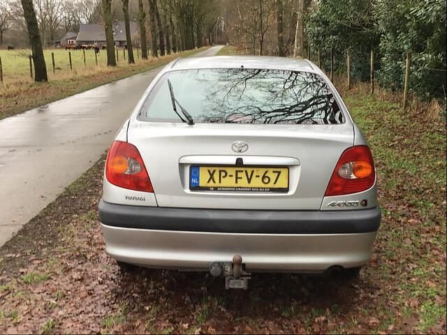 Occasion Toyota Avensis Sol 110 PK (80 kW) 1999 Grijs Hatchback