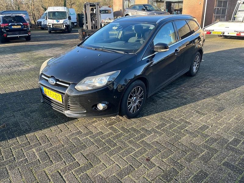 Zwart (metallic) Occasion 2013 Ford Focus Titanium Stationwagen | € 2.000 (Goede deal) - Afbeelding 1/4