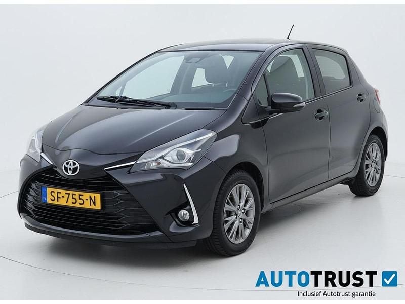 Zwart Occasion 2018 Toyota Yaris Executive Hatchback | € 12.440 (Goede deal) - Afbeelding 1/4