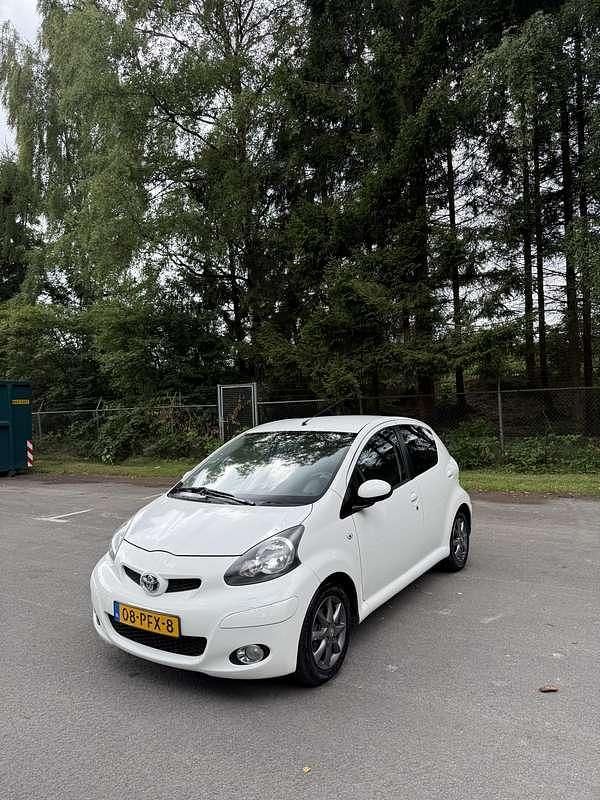 Wit Gebruikt 2011 Toyota Aygo Hatchback | € 2.800 (Eerlijke prijs) - Afbeelding 1/4