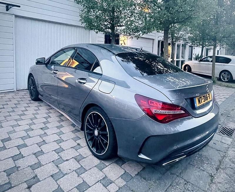 Grijs Gebruikt 2017 Mercedes CLA180 AMG line Sedan | € 25.800 - Afbeelding 1/4