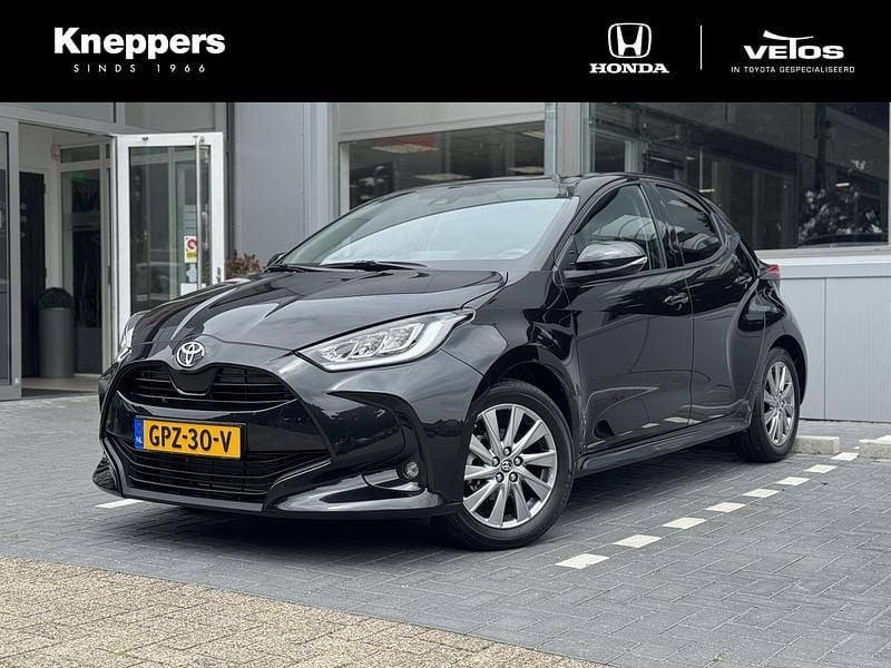 Zwart Gebruikt 2024 Toyota Yaris Style Hatchback | € 23.700 (Eerlijke prijs) - Afbeelding 1/4