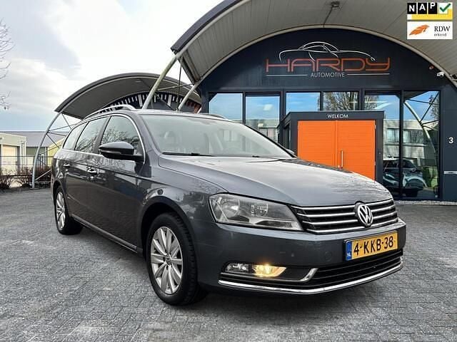 Grijs Gebruikt 2013 VW Passat Comfortline Stationwagen | € 3.950 (Super prijs) - Afbeelding 1/4