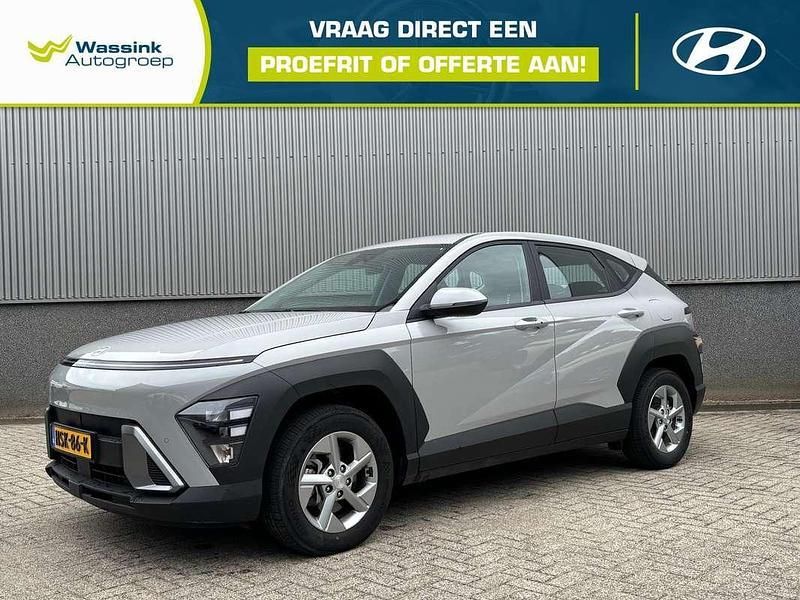 Grijs Gebruikt 2024 Hyundai Kona Comfort SUV | € 31.440 (Eerlijke prijs) - Afbeelding 1/4