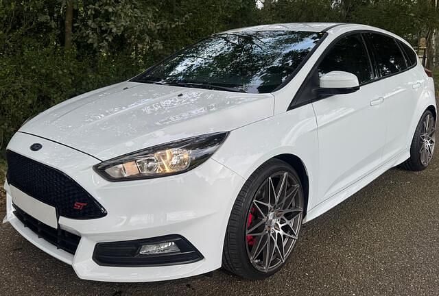 Wit Gebruikt 2017 Ford Focus ST Hatchback | € 17.650 (Eerlijke prijs) - Afbeelding 1/4