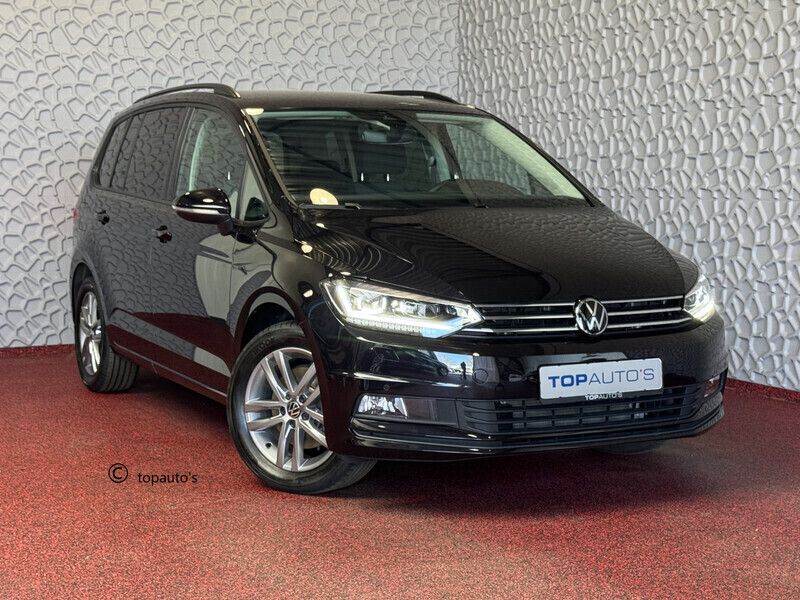 Zwart Gebruikt 2024 VW Touran S MPV | € 44.440 - Afbeelding 1/4