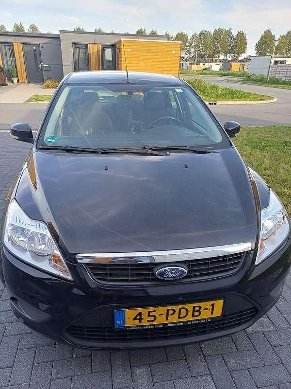 Zwart Gebruikt 2011 Ford Focus Stationwagen | € 2.000 (Goede deal) - Afbeelding 1/4