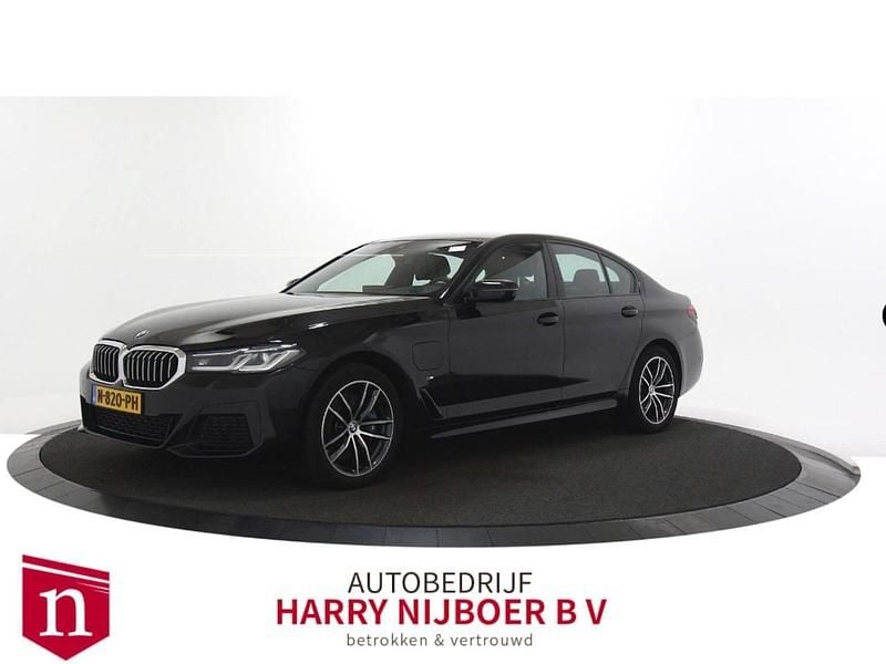 Zwart Occasion 2021 BMW 520 M Sport Sedan | € 34.900 (Super prijs) - Afbeelding 1/4