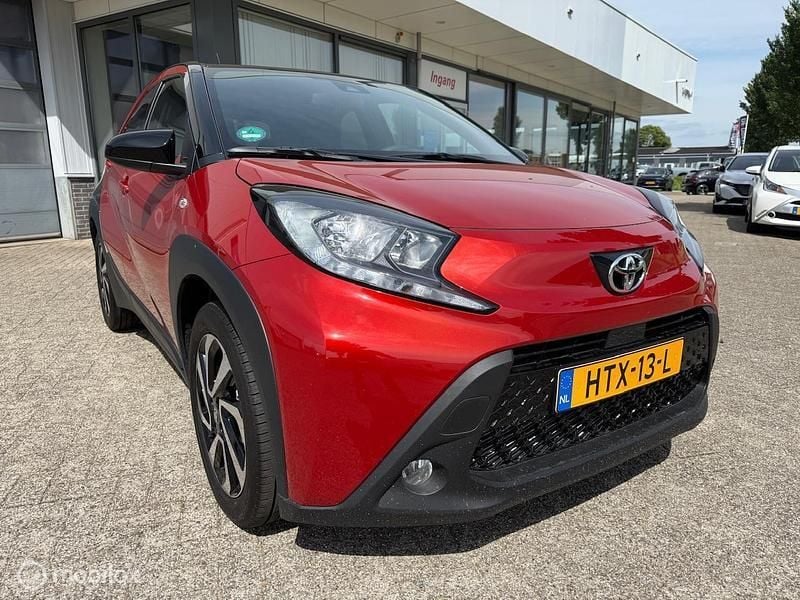 Rood Nieuw 2025 Toyota Aygo Pulse Hatchback | € 23.990 (Iets duurder) - Afbeelding 1/4