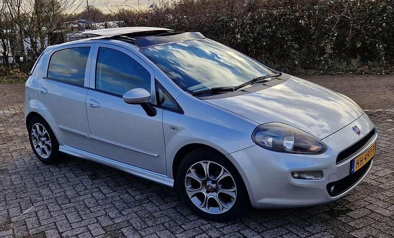 Zilver Gebruikt 2015 Fiat Punto Lounge Hatchback | € 4.500 (Eerlijke prijs) - Afbeelding 1/4