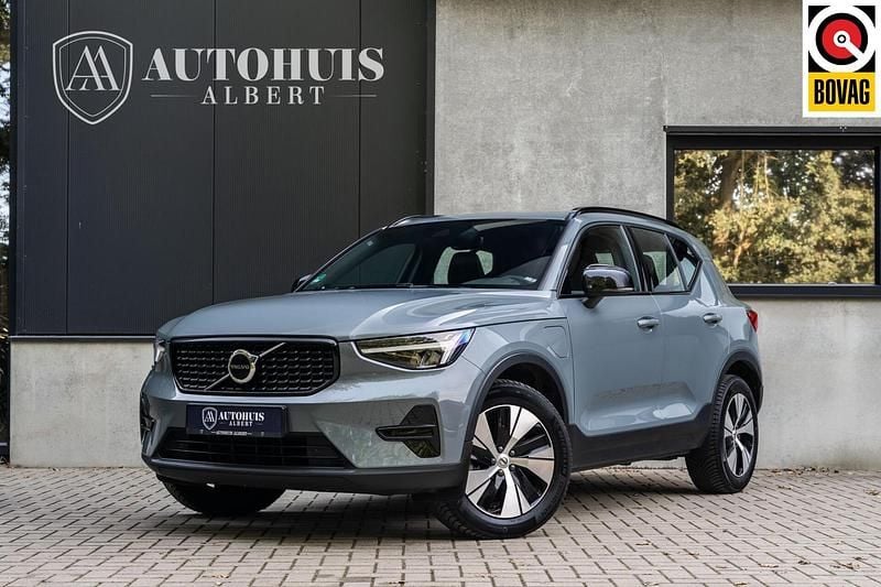 Grijs Gebruikt 2022 Volvo XC40 Plus SUV | € 35.450 (Eerlijke prijs) - Afbeelding 1/3