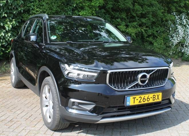 Zwart Gebruikt 2021 Volvo XC40 Momentum SUV | € 42.450 (Iets duurder) - Afbeelding 1/4