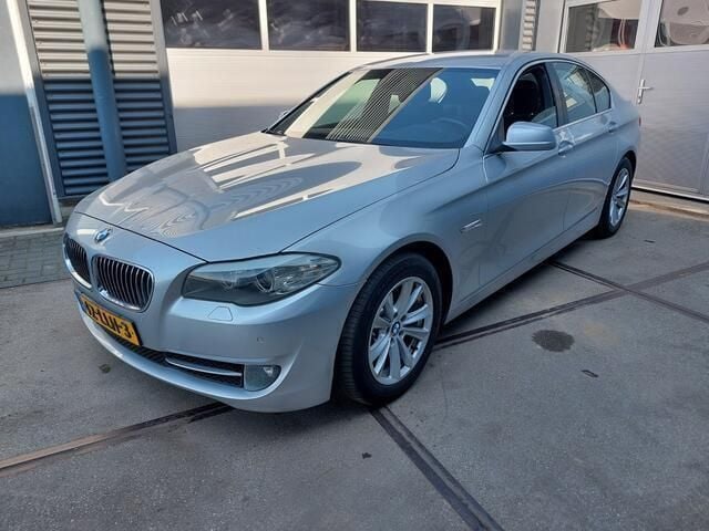 Zilver, metallic lak Gebruikt 2010 BMW 523 Executive Sedan | € 8.750 (Iets duurder) - Afbeelding 1/4