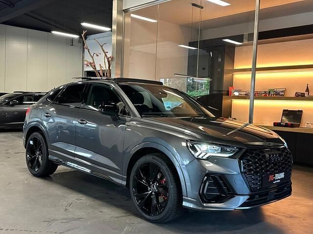 Grijs, metallic lak Gebruikt 2023 Audi Q3 Sportback S-Line SUV | € 50.999 (Iets duurder) - Afbeelding 1/4