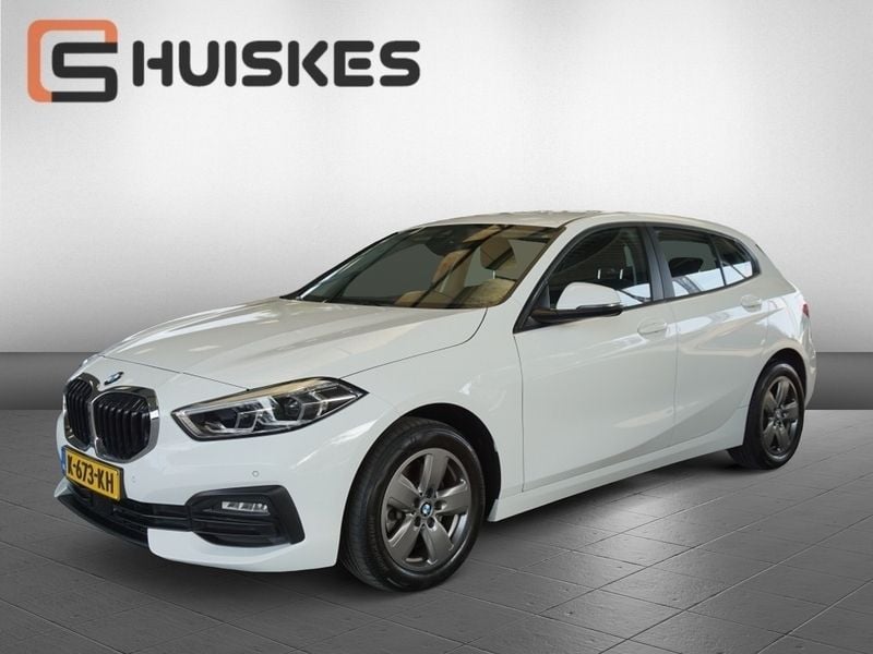 Wit Gebruikt 2021 BMW 118 Executive Hatchback | € 25.950 (Eerlijke prijs) - Afbeelding 1/4