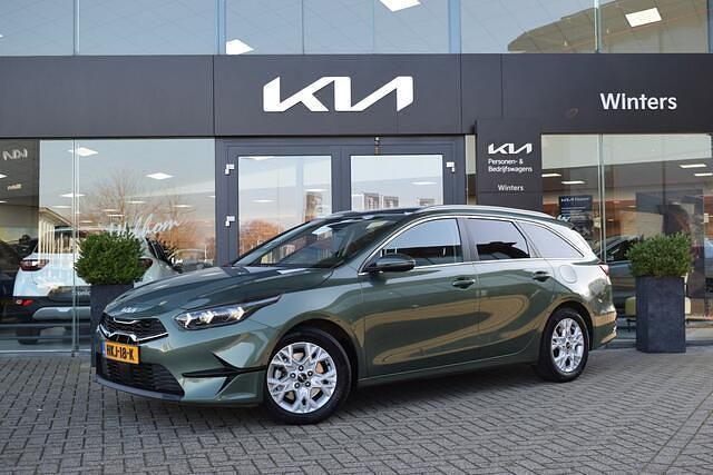 Groen (metallic) Gebruikt 2025 Kia Ceed Sportswagon Stationwagen | € 29.920 (Eerlijke prijs) - Afbeelding 1/4