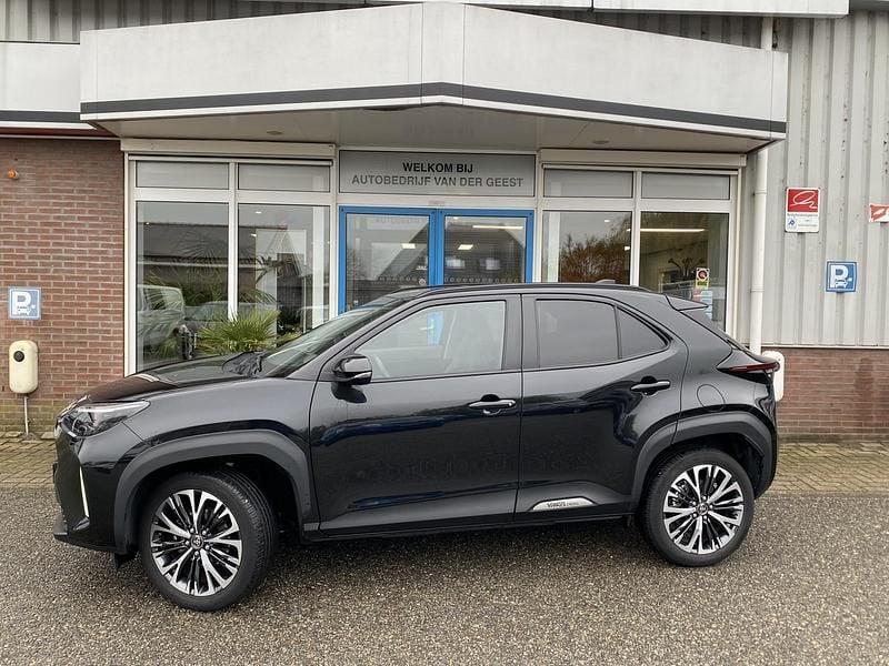 Zwart Gebruikt 2022 Toyota Yaris Cross Executive SUV | € 27.945 (Eerlijke prijs) - Afbeelding 1/4