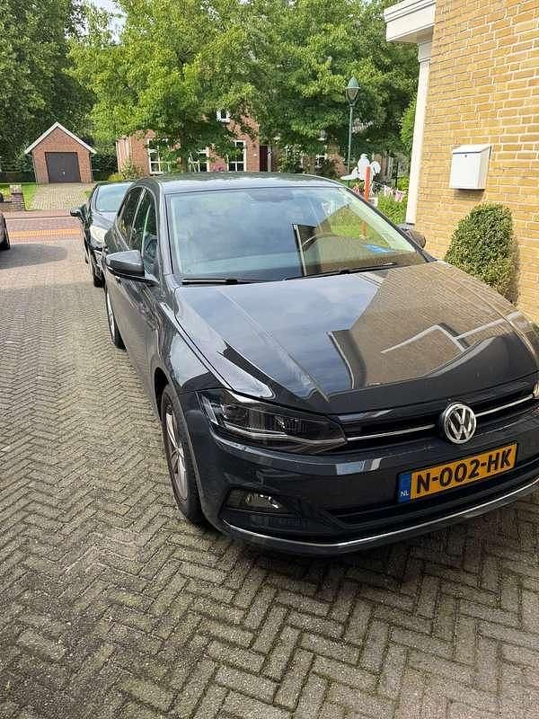Grijs Gebruikt 2018 VW Polo Highline Hatchback | € 15.000 (Eerlijke prijs) - Afbeelding 1/4