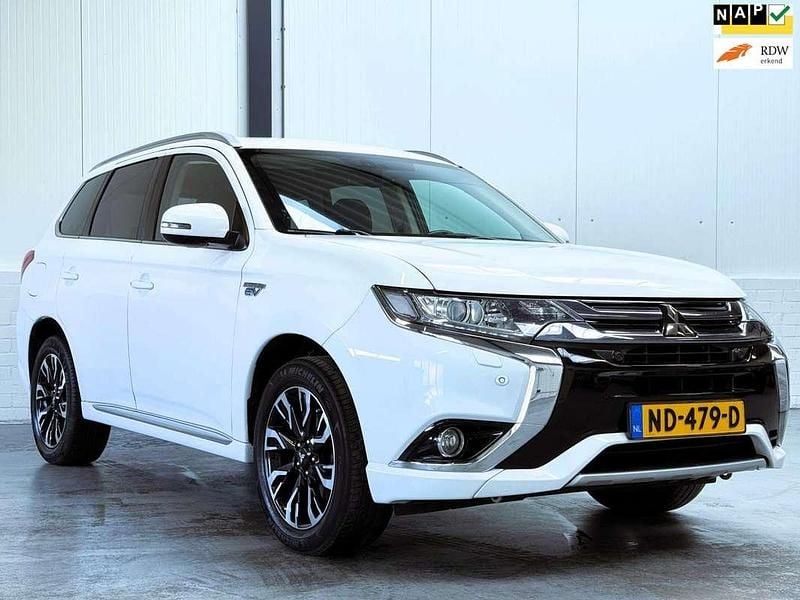 Wit Occasion 2016 Mitsubishi Outlander P-HEV Edition SUV | € 14.950 (Eerlijke prijs) - Afbeelding 1/4