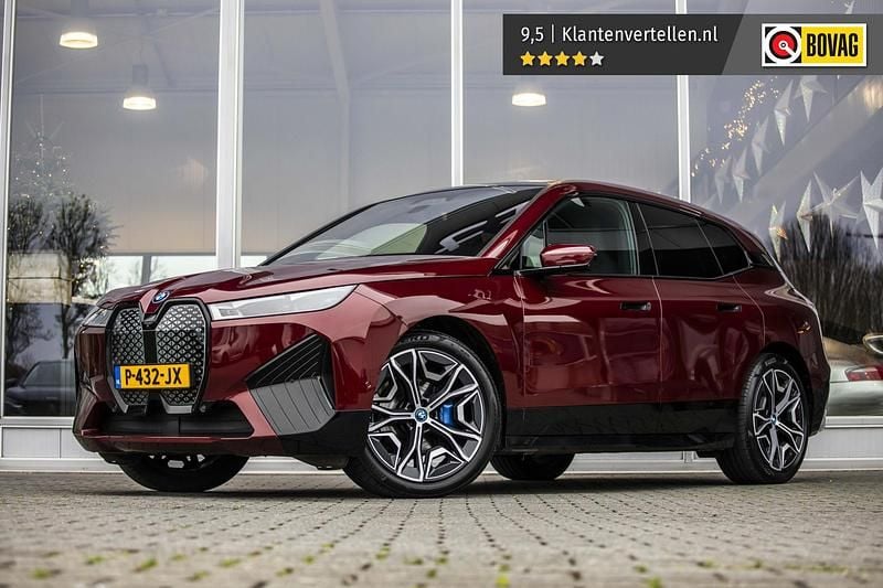 Rood Occasion 2022 BMW iX Executive SUV | € 38.845 (Duur) - Afbeelding 1/4